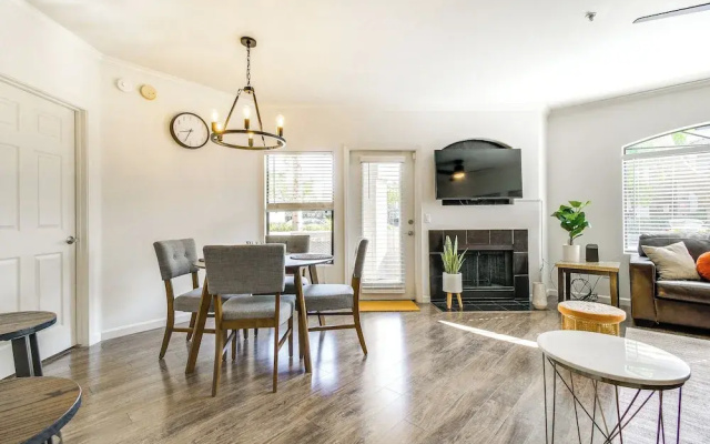 photo 5 of 3 Mi to Tpc: Chic Condo w/ Pool Access & Grills