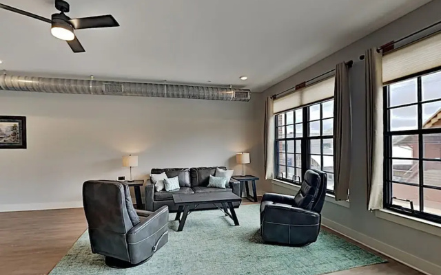 photo 3 of Chic : Walk To Dining, Shops, Entertainment 1 Bedroom Condo