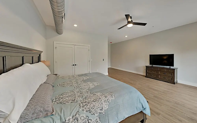 photo 4 of Chic : Walk To Dining, Shops, Entertainment 1 Bedroom Condo