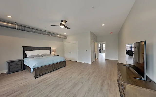 photo 5 of Chic : Walk To Dining, Shops, Entertainment 1 Bedroom Condo
