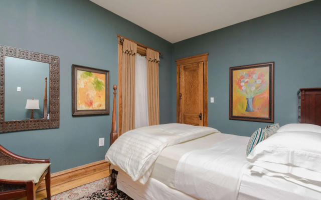 photo 3 of Chicago Guest House Wrigleyville