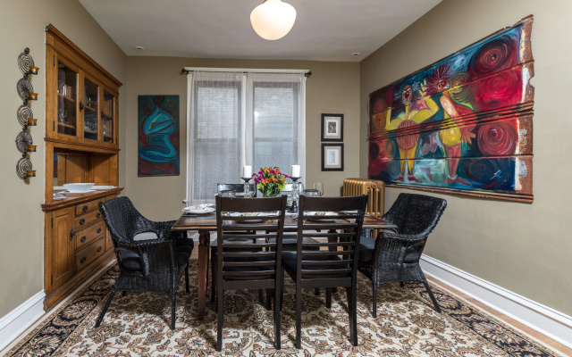 photo 2 of Chicago Guest House on Newport Avenue