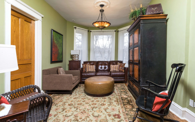 photo 3 of Chicago Guest House on Newport Avenue