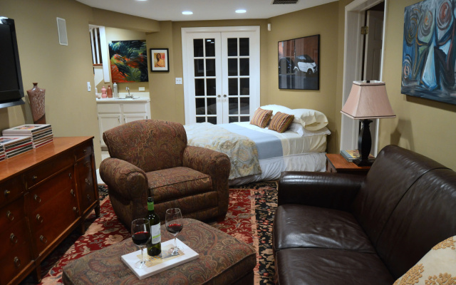 photo 4 of Chicago Guest House on Newport Avenue