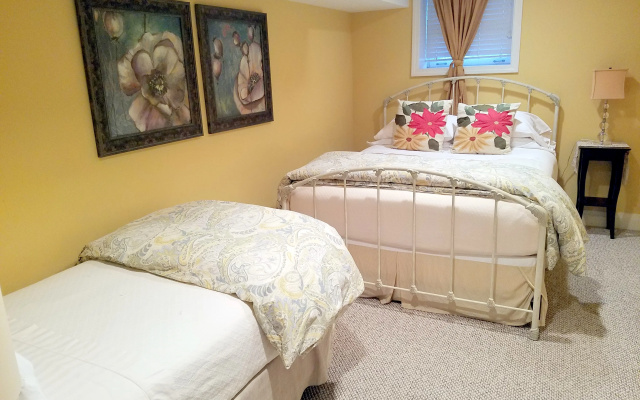 photo 5 of Chicago Guest House on Newport Avenue
