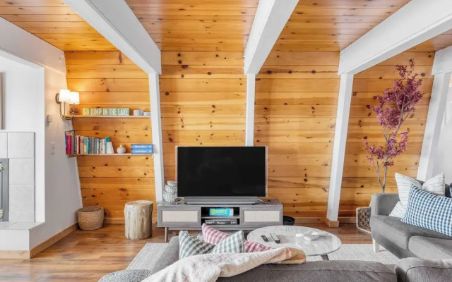 photo 5 of Chickadee by Avantstay Modern A-frame Cabin