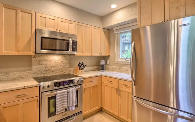 photo 5 of Chillside Chalet: Modern West Vail Townhouse!