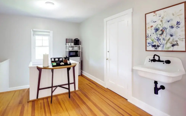 photo 2 of Cincinnati Apartment: 1 Mi to Hyde Park Square!