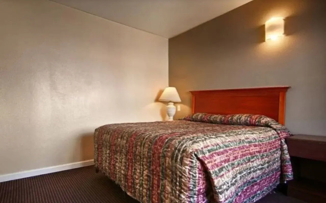 photo 3 of Civic Center Inn