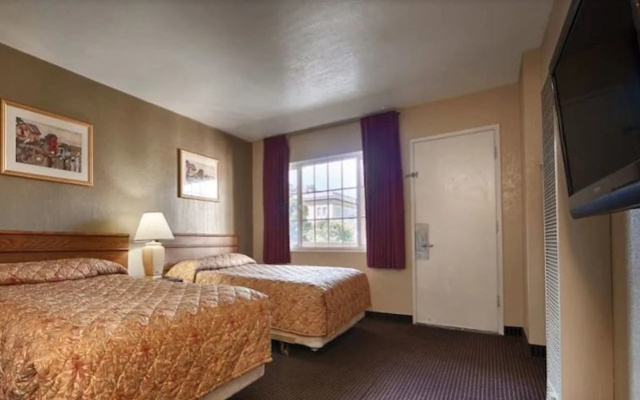 photo 4 of Civic Center Inn