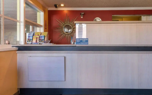 photo 2 of Civic Center Motor Inn
