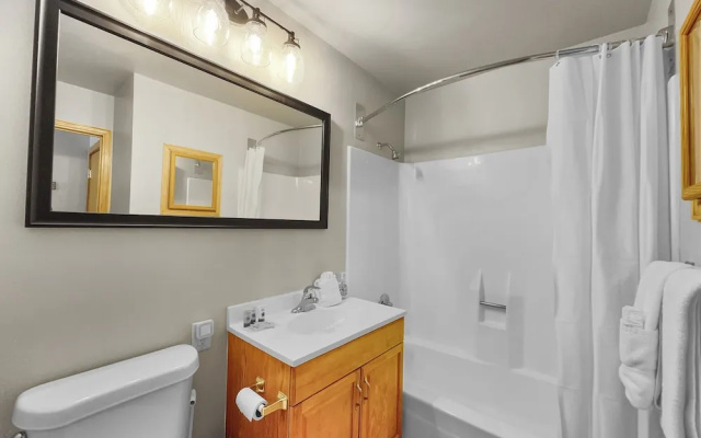 photo 3 of Studio with Prime Location in Heart of Center Village - CJ303 by Redawning
