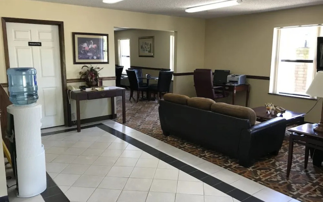 photo 2 of Clairmont Inn & Suites Warren