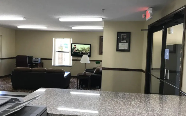 photo 3 of Clairmont Inn & Suites Warren