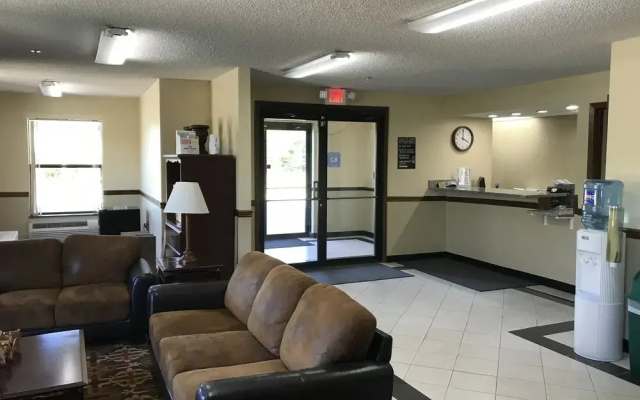 photo 4 of Clairmont Inn & Suites Warren