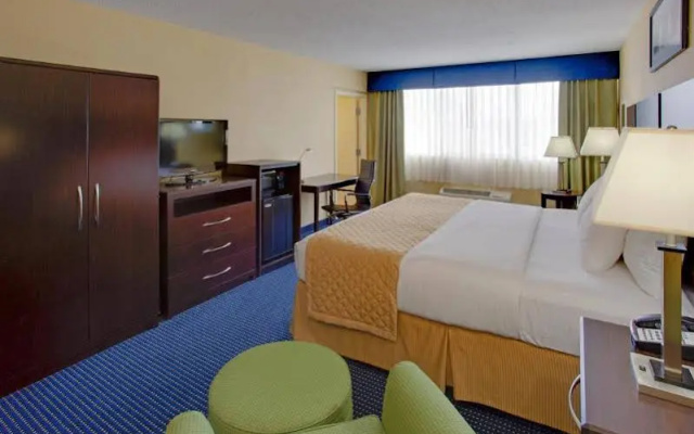 photo 4 of Clarion Hotel Business District
