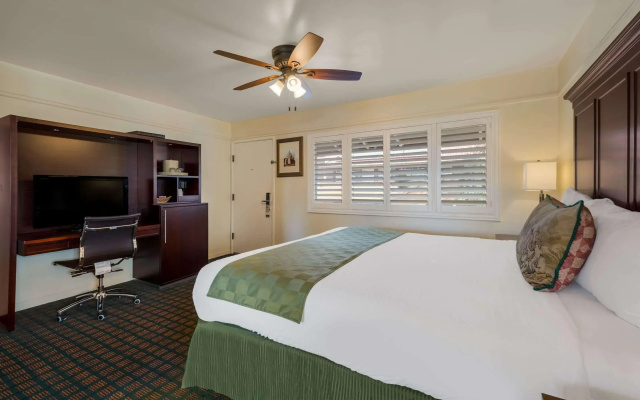photo 4 of Clarion Collection Carmel Oaks Inn