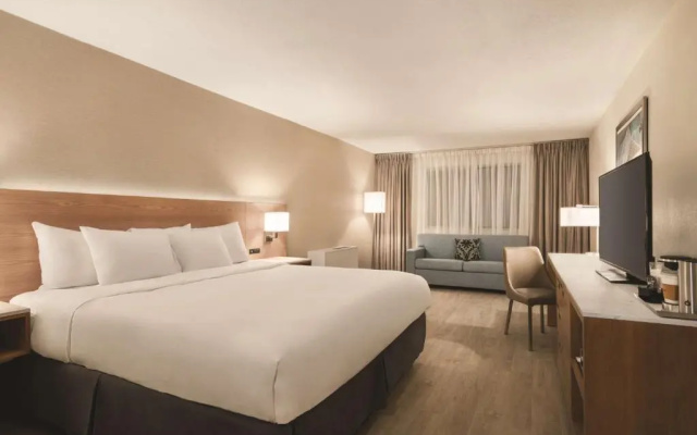 photo 3 of Clarion Hotel Milwaukee Airport