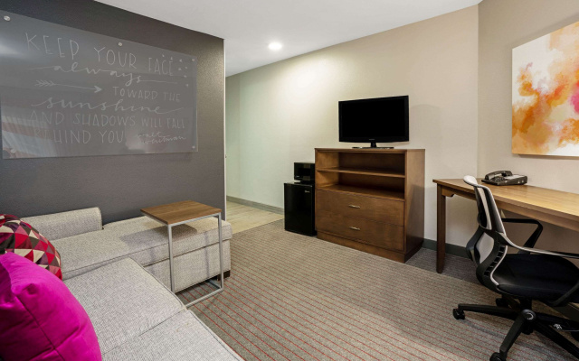 photo 3 of La Quinta Inn & Suites by Wyndham Seattle Federal Way