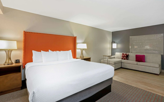 photo 4 of La Quinta Inn & Suites by Wyndham Seattle Federal Way