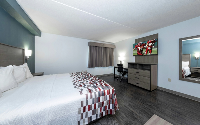 photo 3 of Red Roof Inn & Suites Wilmington - New Castle