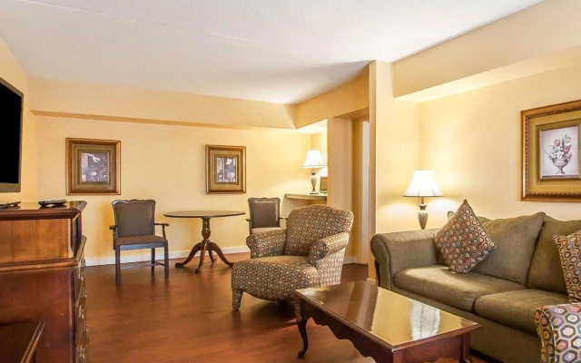 photo 3 of Clarion Inn & Suites University Center