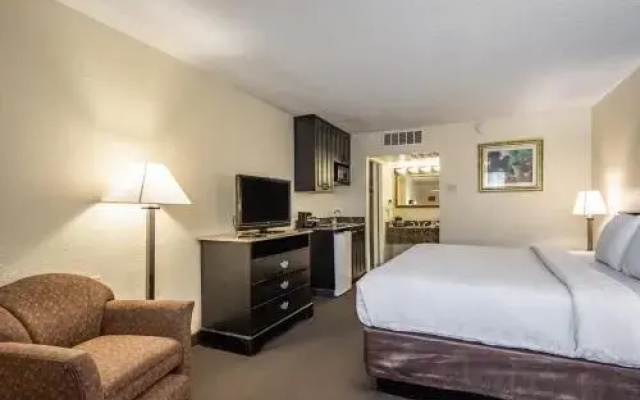 photo 5 of Clarion Inn &amp; Suites FL321