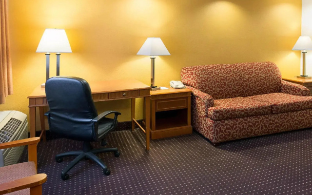 photo 3 of Clarion Inn College Park
