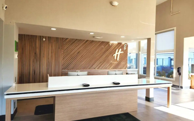 photo 2 of Holiday Inn Ontario by IHG