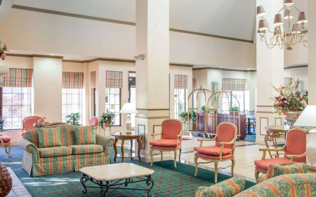 photo 2 of La Quinta Inn & Suites by Wyndham South Holland