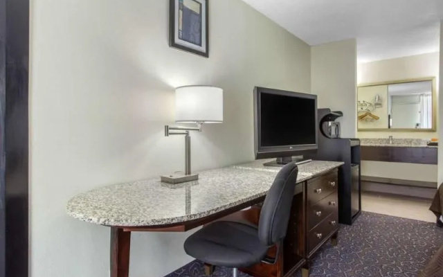 photo 4 of Days Inn And Suites By Wyndham Oxford