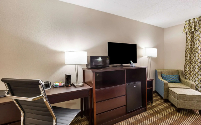 photo 2 of Clarion Inn & Suites Stroudsburg - Poconos