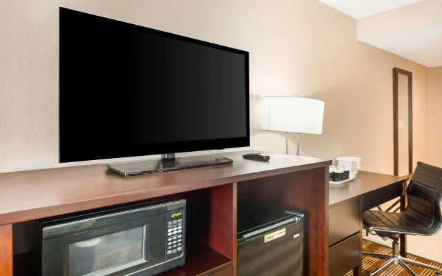 photo 4 of Clarion Inn & Suites Stroudsburg - Poconos
