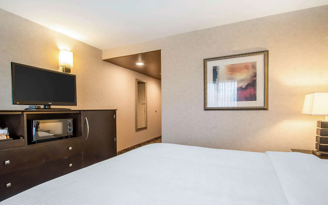 photo 2 of Clarion Inn Elmhurst - Oak Brook near I-88, I-290, I-294