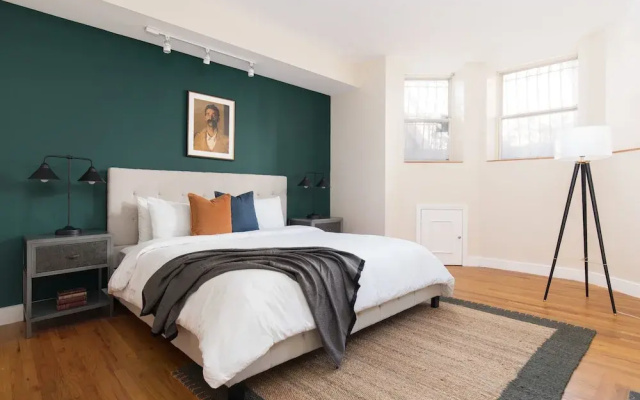 photo 2 of Classic 2BR in Back Bay by Sonder