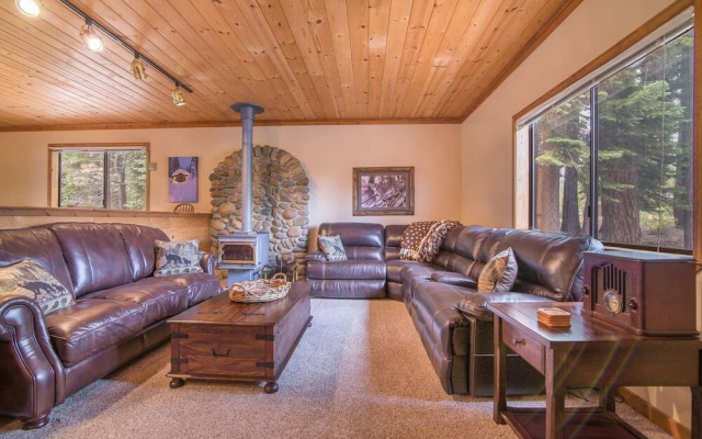 photo 5 of Classic 3 BR / 2 BA Near Tahoe Donner Ski Area!