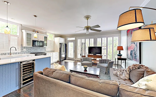 photo 4 of Classic Charmer W/ Luxe Interior - Amazing Locale! 2 Bedroom Home