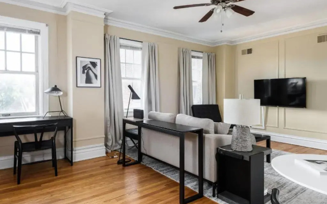 photo 2 of Classic CWE 2BR with Full Kitchen by Zencity