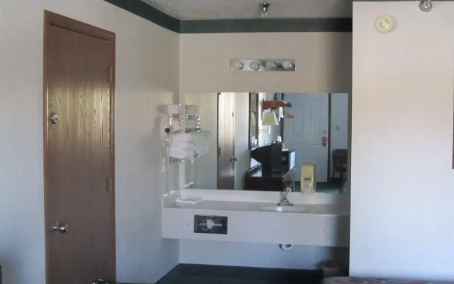 photo 3 of Evergreen Inn