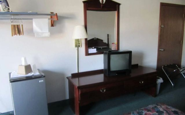 photo 4 of Evergreen Inn
