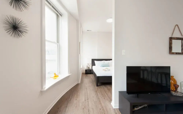 photo 2 of Classic South Loop Suites by Sonder