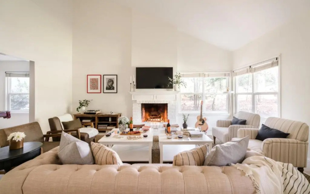 photo 2 of Elegant Wine Country Retreat With Pool, Fireplace & Scenic Deck Views