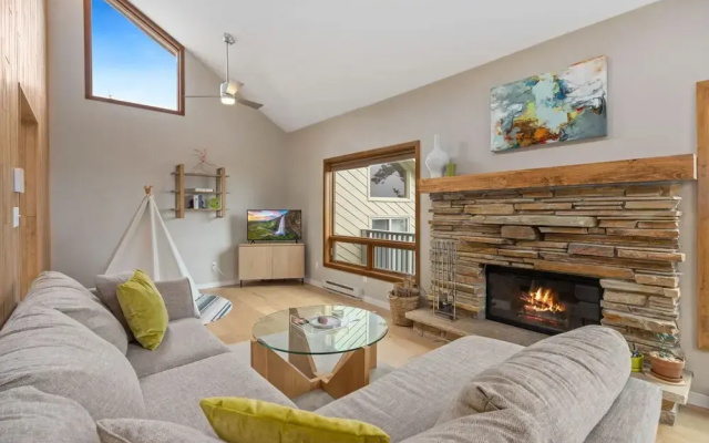 photo 4 of Cliffview Luxury Vacation Rental At Windcliff 3 Bedroom Home by RedAwning