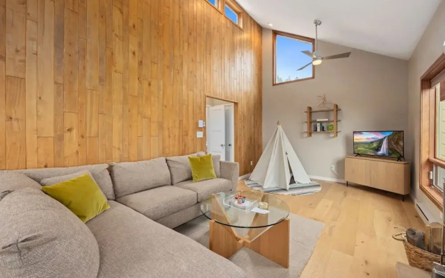 photo 5 of Cliffview Luxury Vacation Rental At Windcliff 3 Bedroom Home by RedAwning