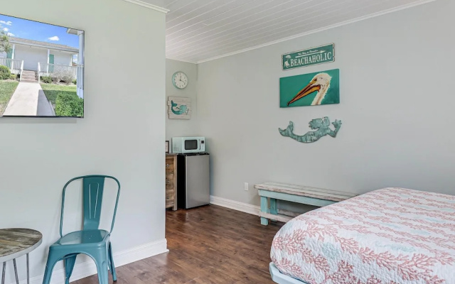 photo 4 of Coast Oaks Cottage 7 1 Bedroom Cottage by RedAwning