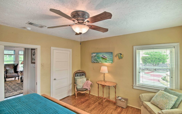 photo 3 of 'coastal Cove' w/ Private Deck, 4 Mi to Beach
