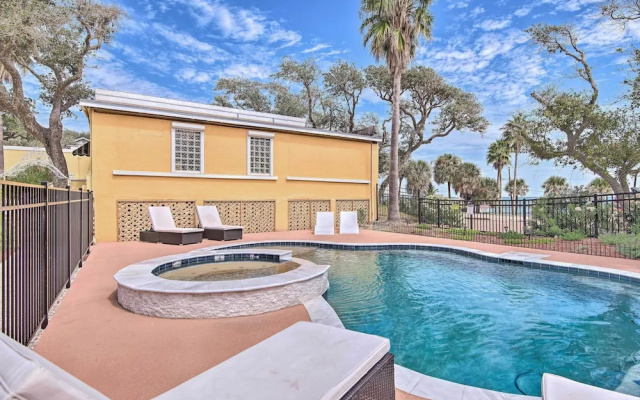 photo 5 of 'coastal Cove' w/ Private Deck, 4 Mi to Beach