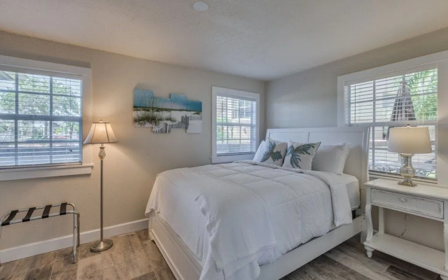 photo 2 of Coastal Dream Beach House 3 Bedroom Home by Redawning