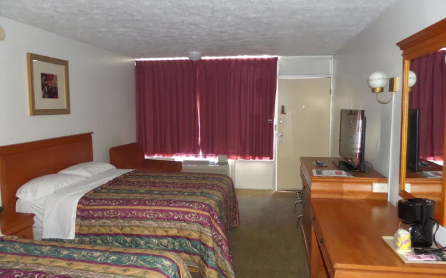 photo 2 of Colonial Inn