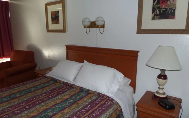 photo 3 of Colonial Inn